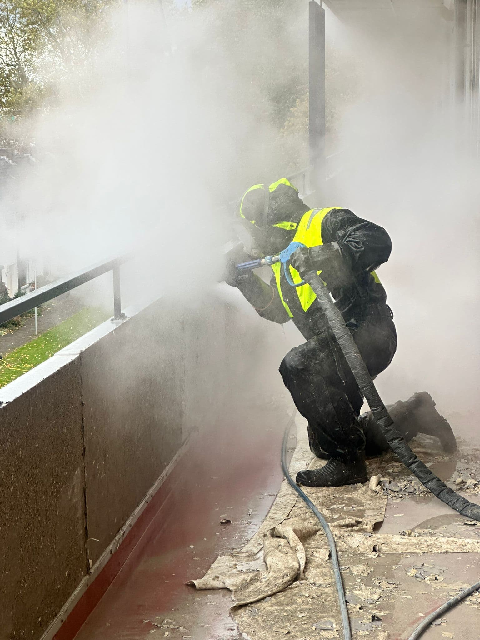 VEHA medewerkers in beschermende kleding tijdens specialistisch reinigingswerk